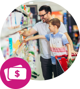 Hombre y mujer comprando alimentos